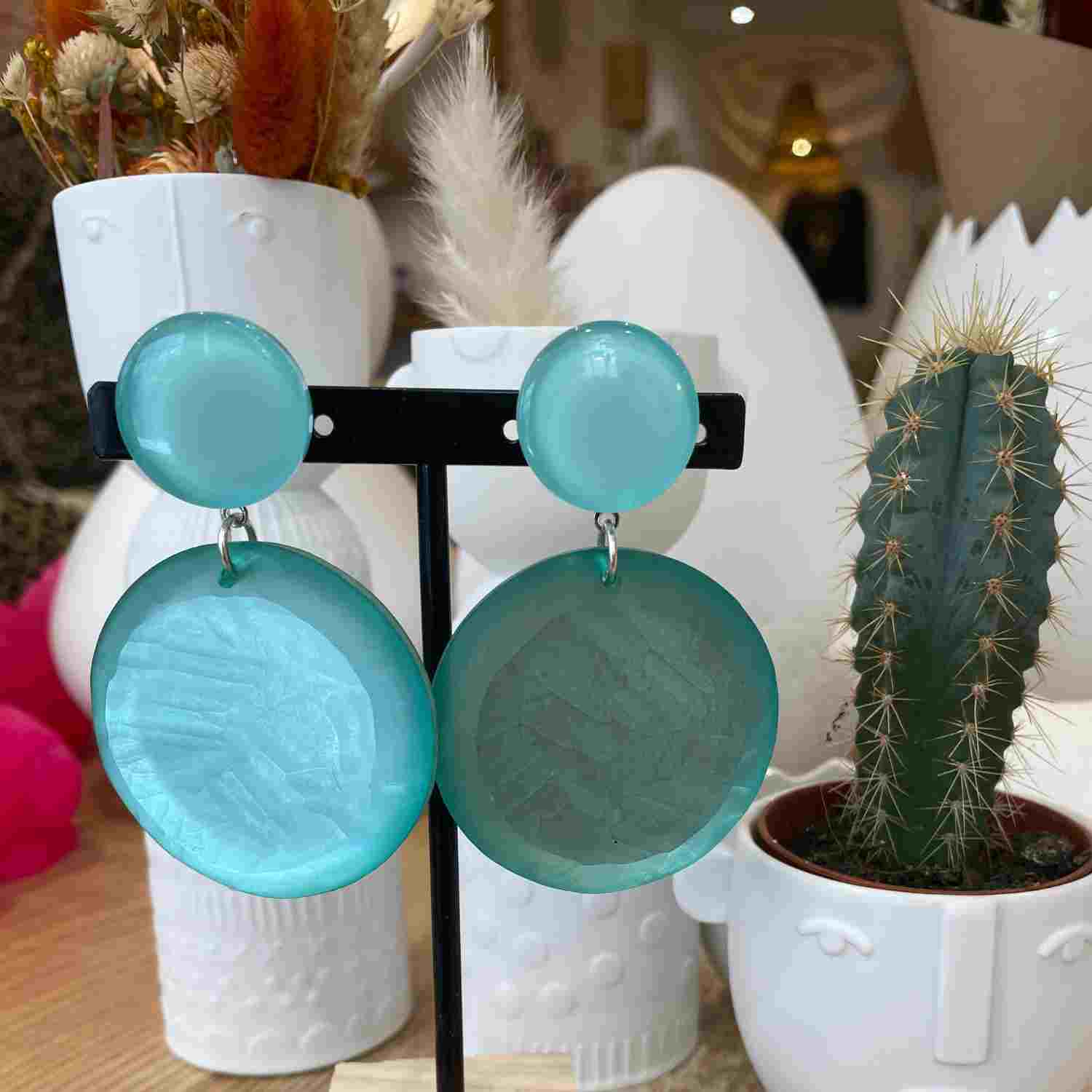 boucle d'oreille percée couleur verte d'eau givré de la marque Francine Bramli