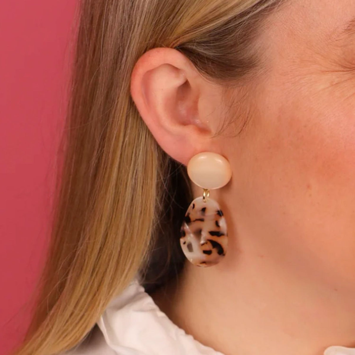 Boucles d’oreilles Alba beige et écaille – Oreilles percées