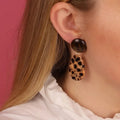 Boucles d’oreilles Alba marron et léopard – Oreilles percées