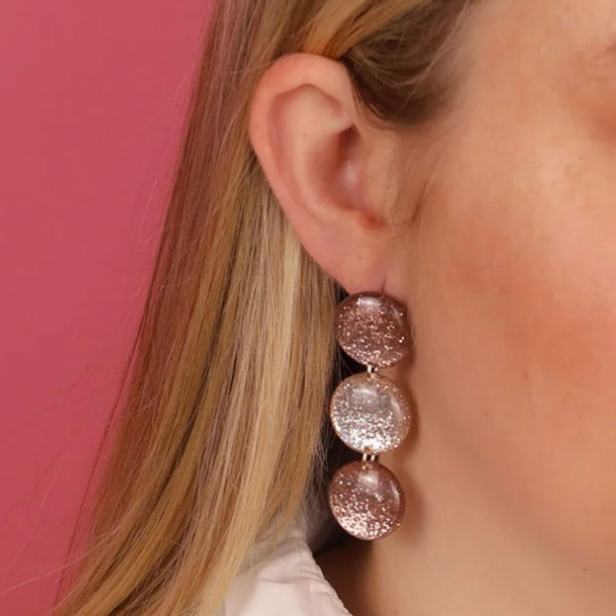 Boucles d’oreilles Suzanne doré et champagne – Oreilles percées