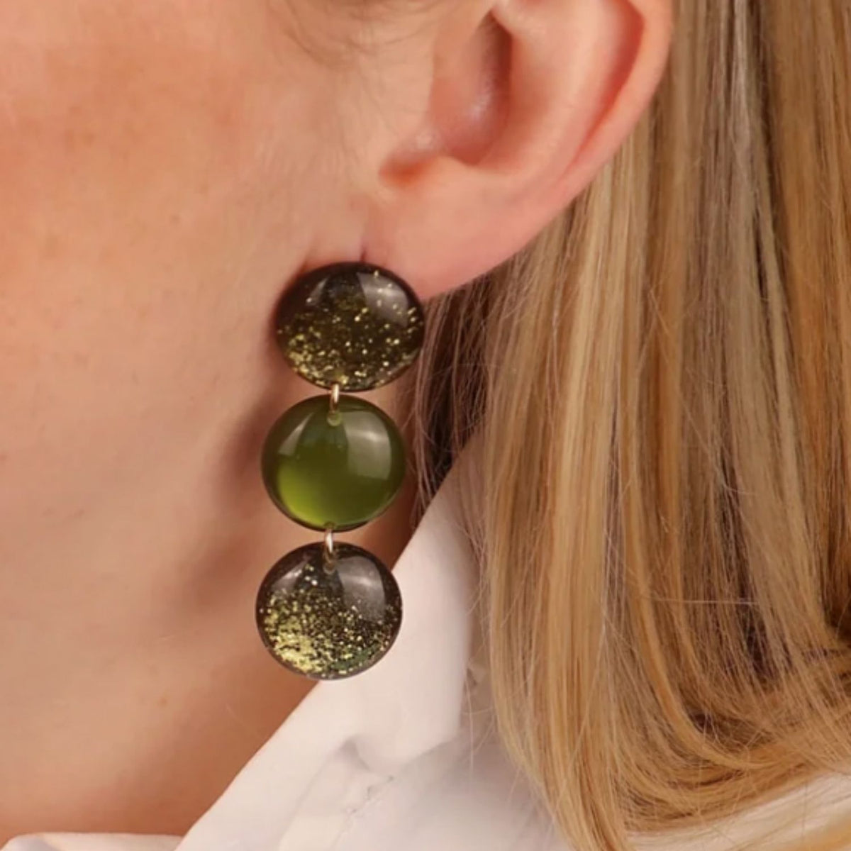 Boucles d’oreilles Suzanne kaki – Oreilles percées