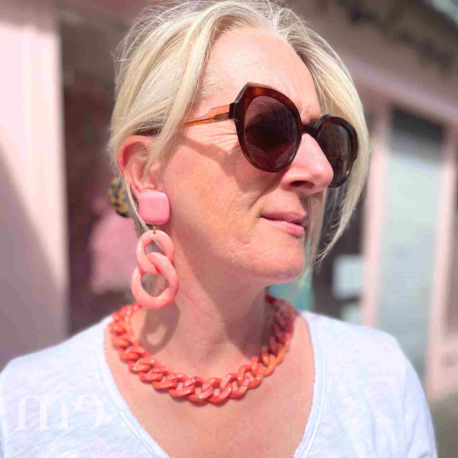 collier couleur rose orangé