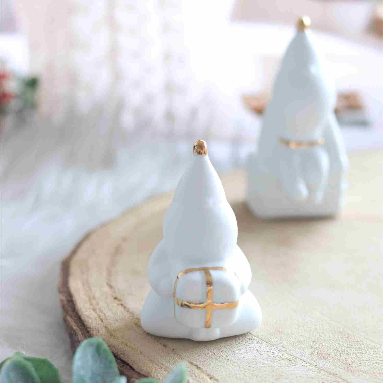 Figurine Père Noël tenant un Cadeau – Räder
