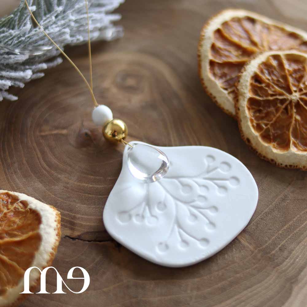 Amulette à suspendre en porcelaine