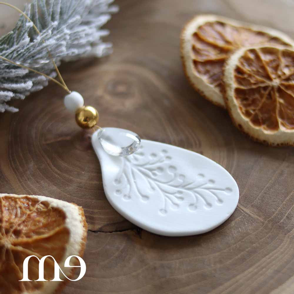 Amulette à suspendre en porcelaine