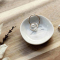 mini coupelle en porcelaine blanche avec un coeur au centre en relief de la marque Räder