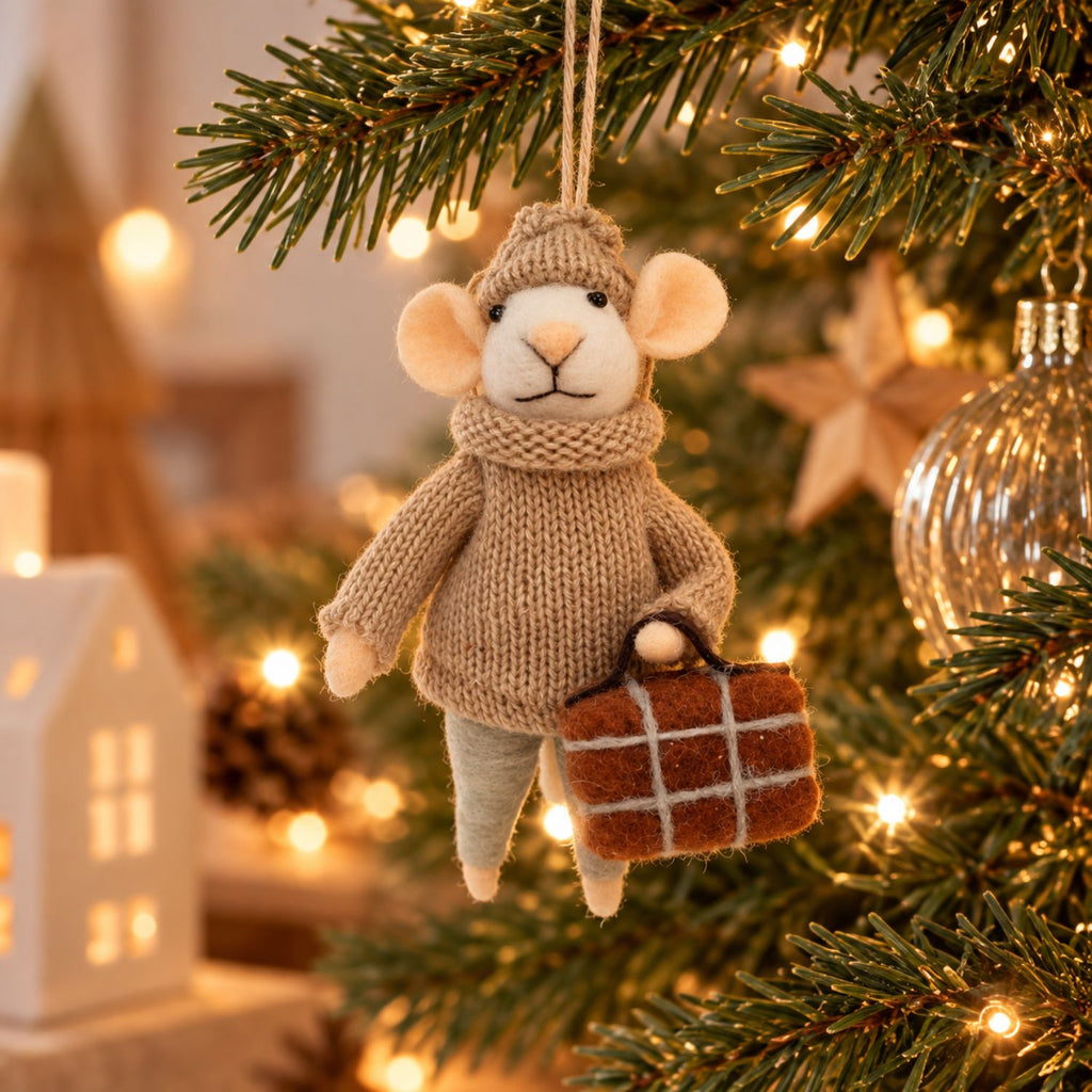 Souris Léon – Suspension de Noël avec valise écossaise