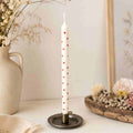 Bougie conique blanche cœurs rouges – Ø 1,3 x H20 cm