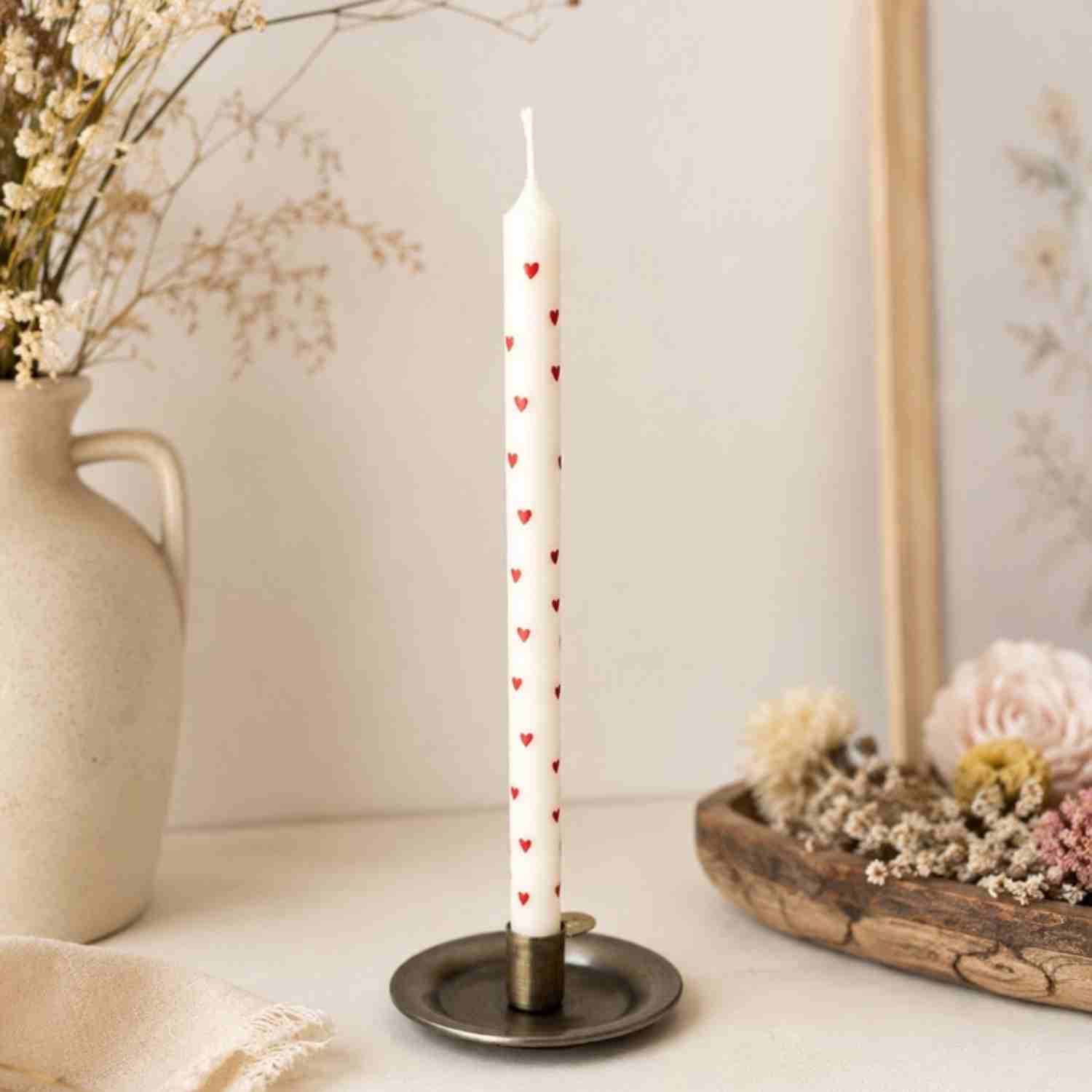 Bougie conique blanche cœurs rouges – Ø 1,3 x H20 cm