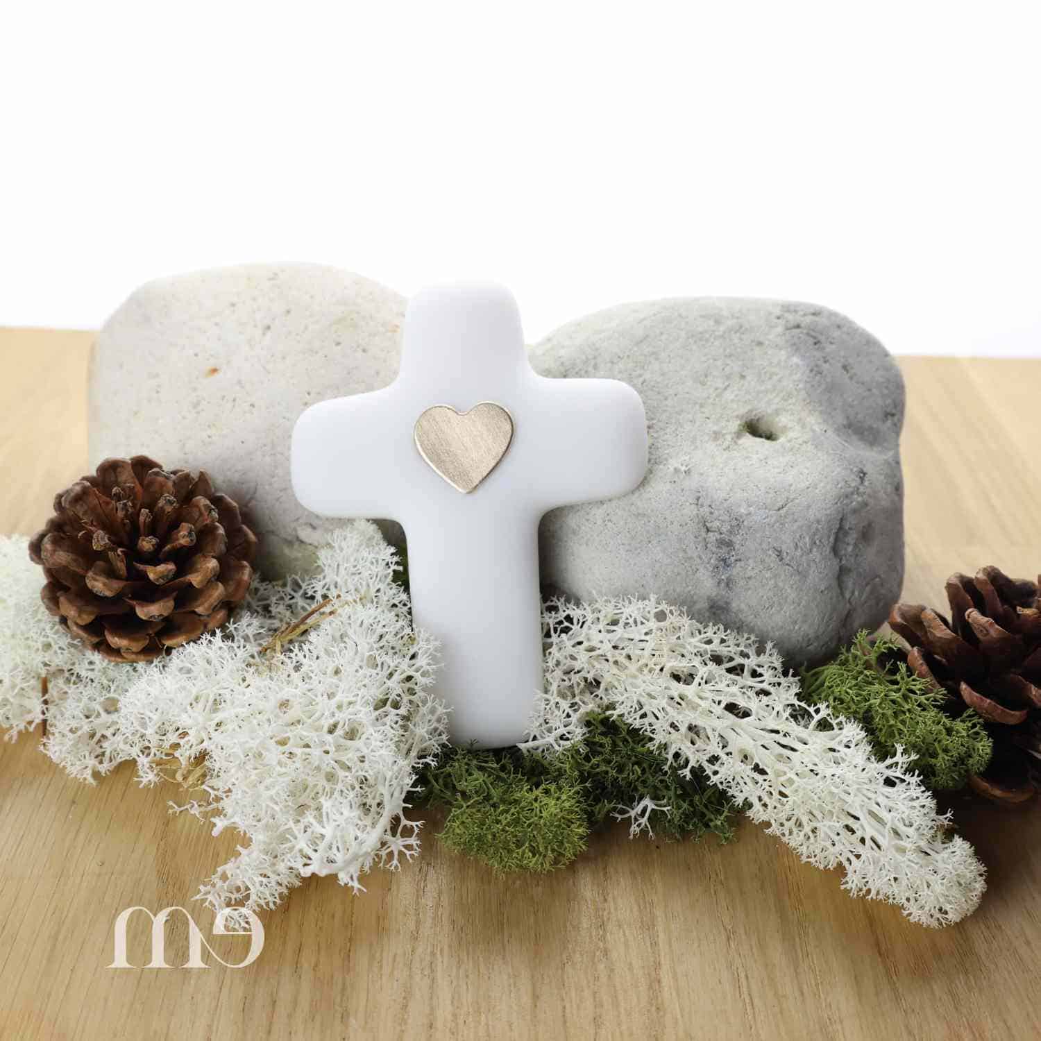 Croix de l'amour doré Emany en albâtre
