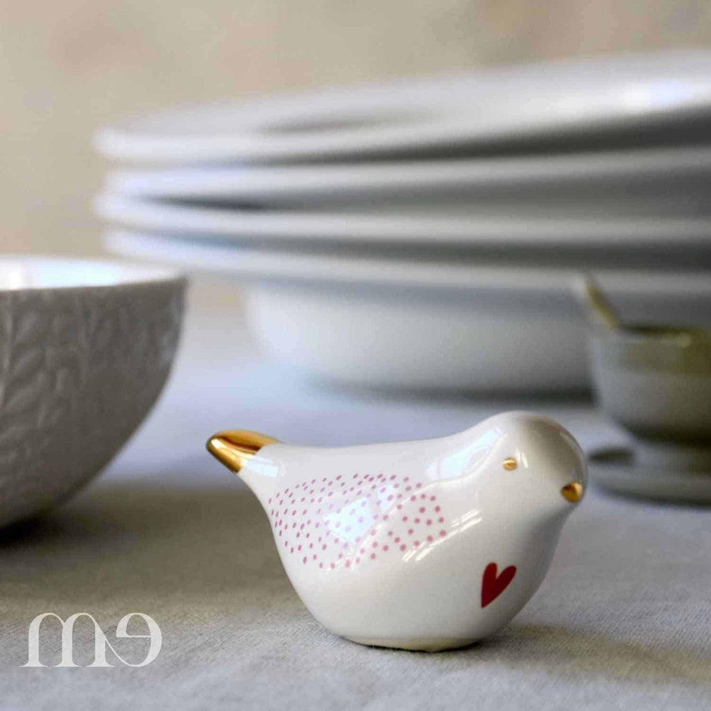 oiseau en faience au coeur rose