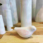 Oiseau en faïence au coeur rose Räder