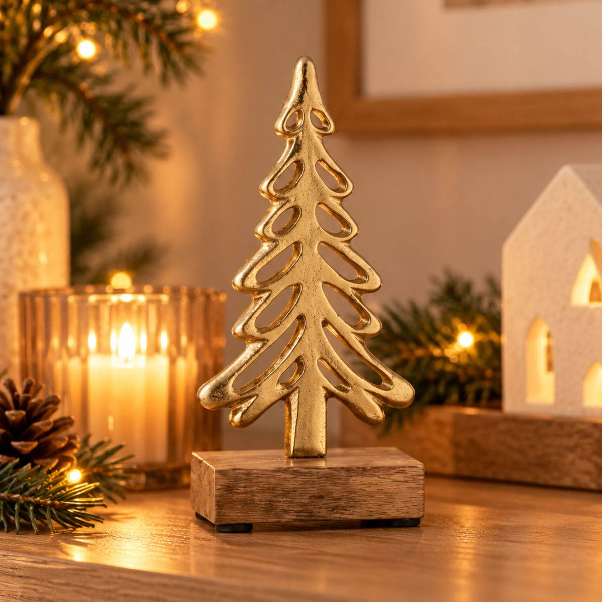 Sapin de Noël doré sur socle en bois