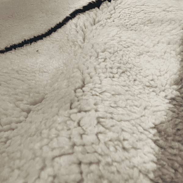tapis mrirt couleur taupe et écru avec motif losange noir fabriqué en laine d'agneau