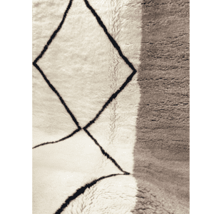 tapis mrirt couleur taupe et écru avec motif losange noir fabriqué en laine d'agneau