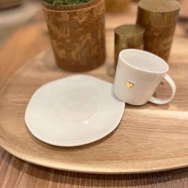 tasse à café avec sa soucoupe en porcelaine blanche et motif coeur doré