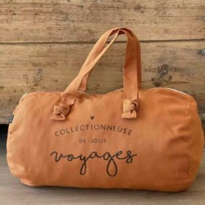 sac polochon orange avec l'inscription Collectionneuse de voyages