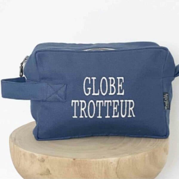 trousse de toilette en denim bleu et inscription brodée Globe trotteur