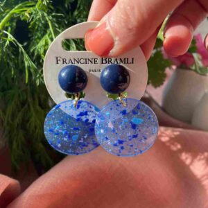 boucle d'oreille bleu de la marque Francine bramli pour oreille percée