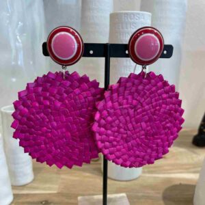 boucle d'oreille clip en raphia rose de la marque Francine Bramli