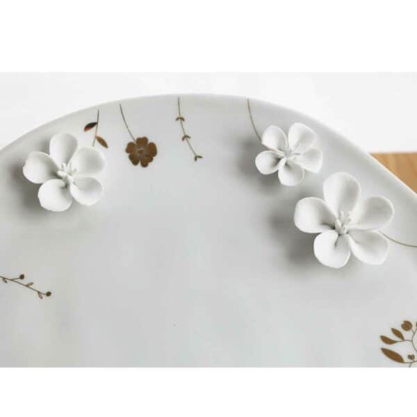 detail de l'assiette fleur en porcelaine de la marque Räder