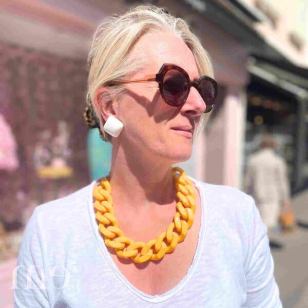 collier grosse maille de couleur jaune de la marque Francine Bramli