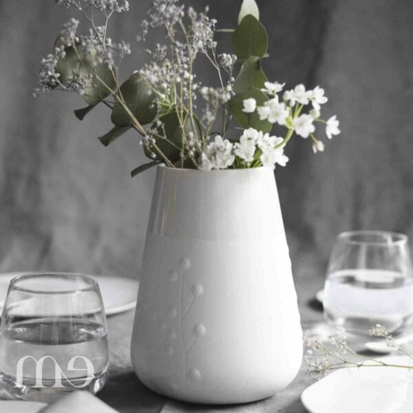 vase en porcelaine au motifs floraux en relief